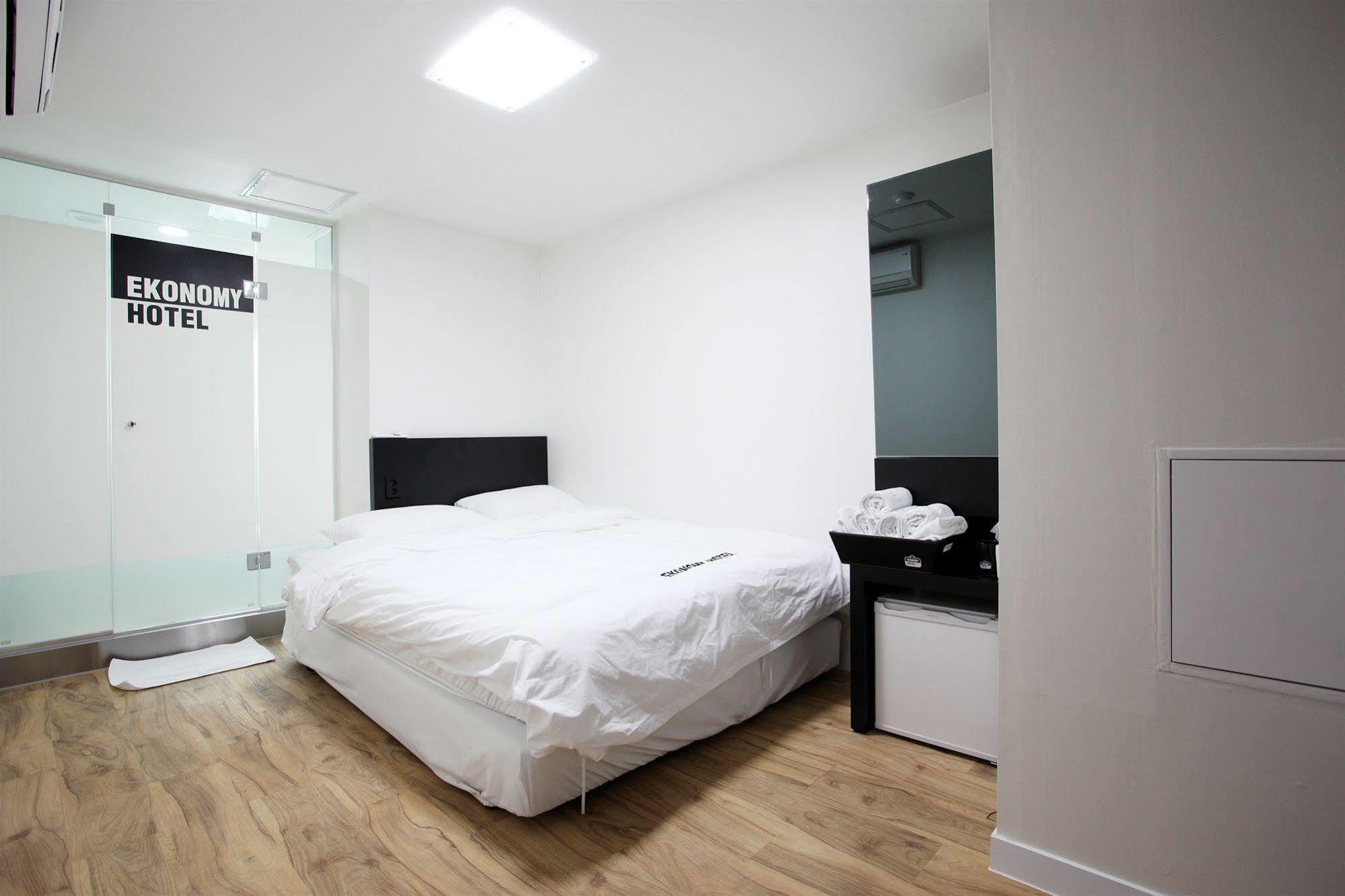 Ekonomy Hotel Myeongdong Central Seoul Ngoại thất bức ảnh